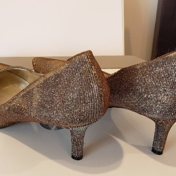 Women's size 8-1/2 metallic Nine West Pumps - Picture 3 of 5